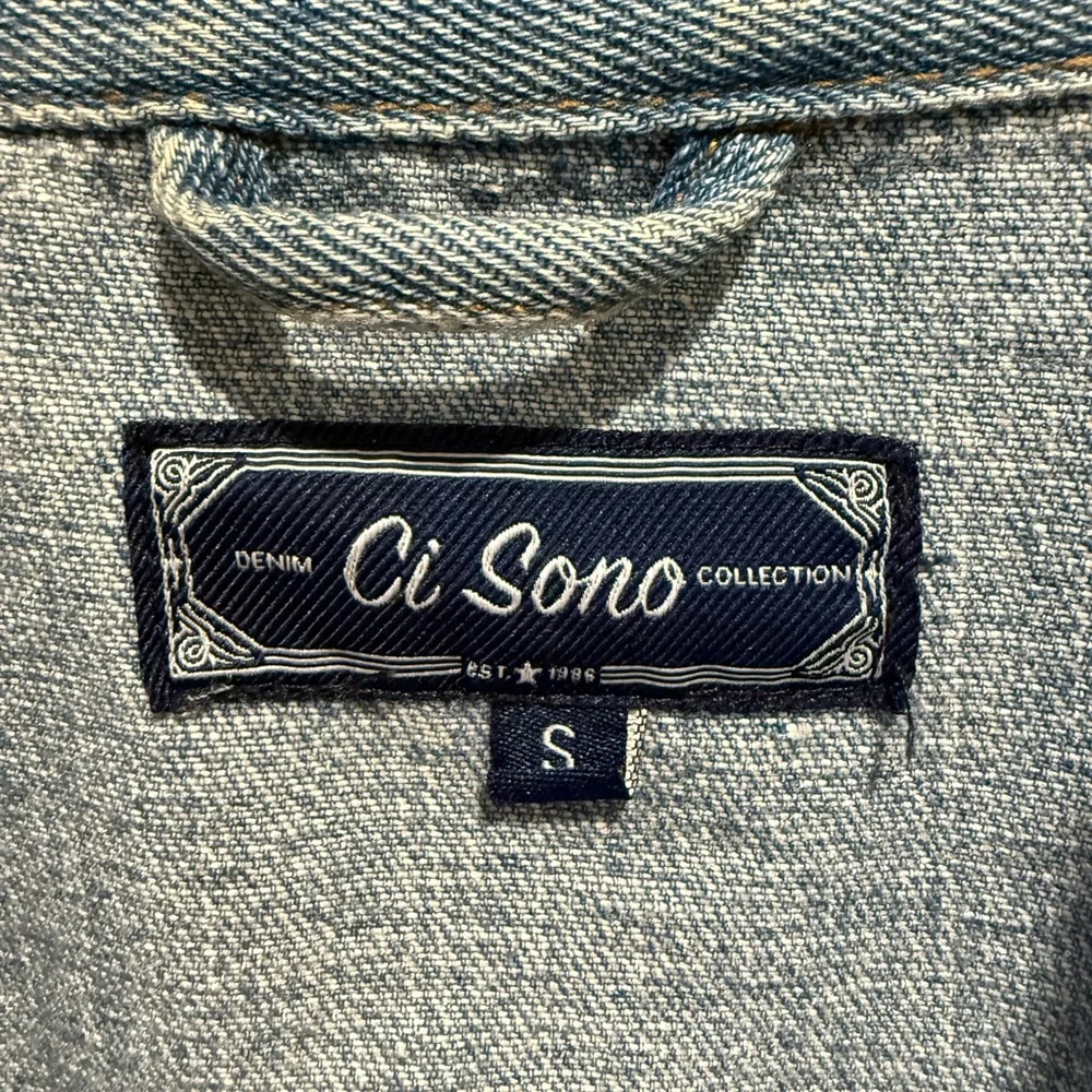 Ci Sono Light Blue Distressed Denim Jacket with Red Rose Patches Size S - Picture 4 of 4